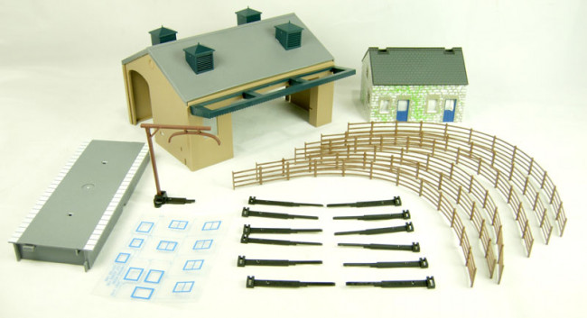 Hornby R8230 TrakMat Accessories Pack 4 - Railway Cottage & Goods Shed -00 Gauge