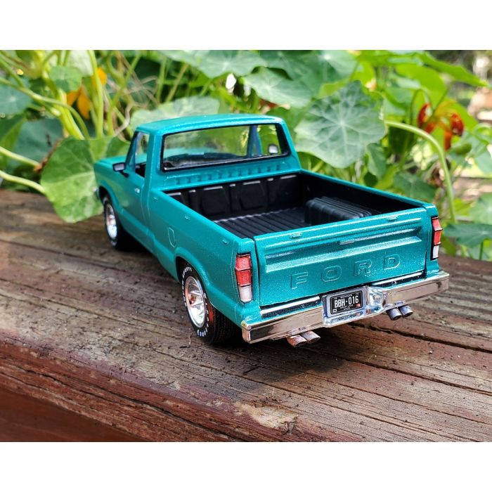 AMT 1:25 1978 Ford Courier Van / Pickup Truck Plastic Kit