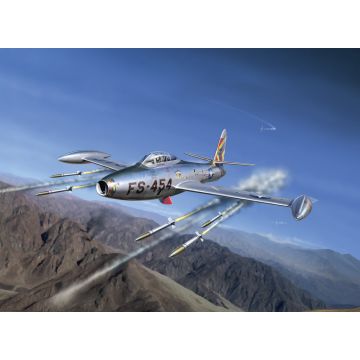 Italeri 1:72 F-84G Thunderjet Fighter-Bomber Plastic Model Kit