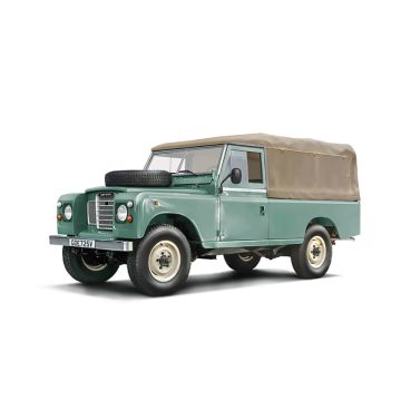 Italeri 1:24 Land Rover 109 LWB Plastic Model Kit