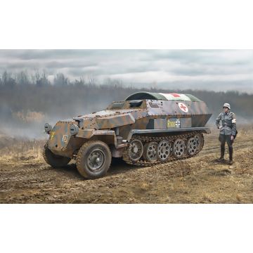 Italeri 1:72 Sd.Kfz. 251/8 ambulance Plastic Model Kit