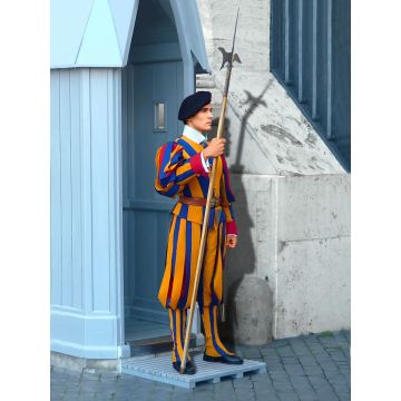ICM 1:16 Vatican Swiss Guard 1:16 Figure Plastic Model Kit