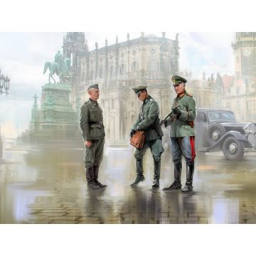 ICM 1:24 WWII German Staff Personnel 3 Figures Plastic Model Kit