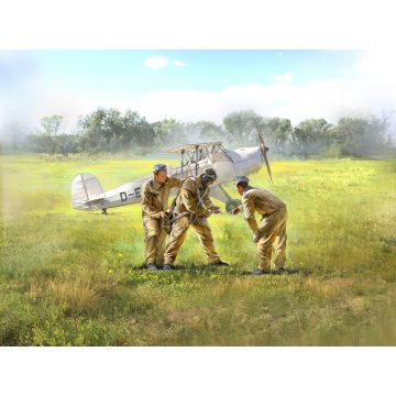 ICM 1:32 German Luftwaffe Cadets (1939-1945) 3 Figures Plastic Model Kit