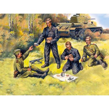 ICM 1:35 Soviet Tank Crew (1943-1945) 4 Figures Plastic Model Kit