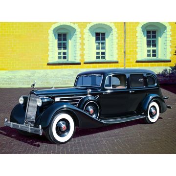 ICM 1:35 Packard Twelve (Model 1936) WWII Soviet Leaders' Car with Passengers (5 Figures) Plastic Model Kit