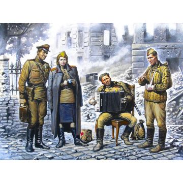 ICM 1:35 Soviet Army At Rest May 1945 with 4 Figures Plastic Model Kit