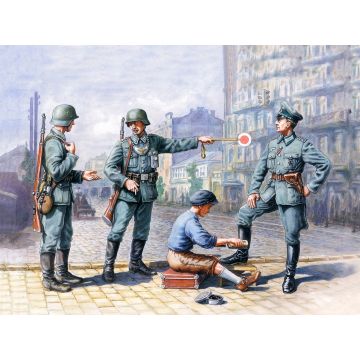 ICM 1:35 German Patrol (1939-1942) 4 Figures Plastic Model Kit