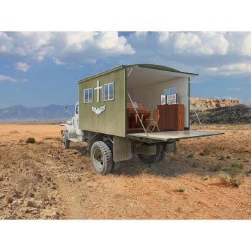 ICM 1:35 WWII British Army Mobile Chapel with Accessories Plastic Model Kit