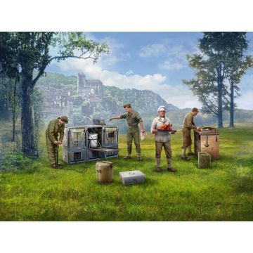 ICM 1:35 US Field Stove M1937 with Cooks (4 Figures & Accessories) Plastic Model Kit