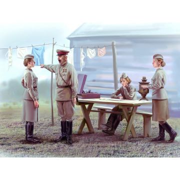ICM 1:35 Soviet Military Servicewomen (1939-1942) 4 Figures Plastic Model Kit