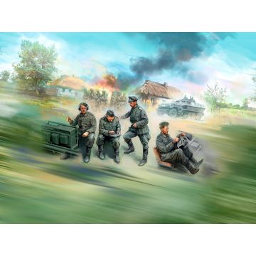 ICM 1:35 German Command Vehicle Crew (1939-1942) 4 Figures Plastic Model Kit