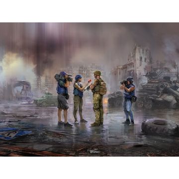 ICM 1:35 Journalists In War with 4 Figures Plastic Model Kit