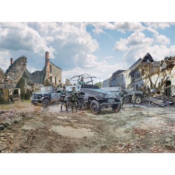 ICM 1:35 Battle of France Spring 1940 (Sd.Kfz 251 APC / Radio Command APC / Kfz.2 & Figures) Plastic Model Kit